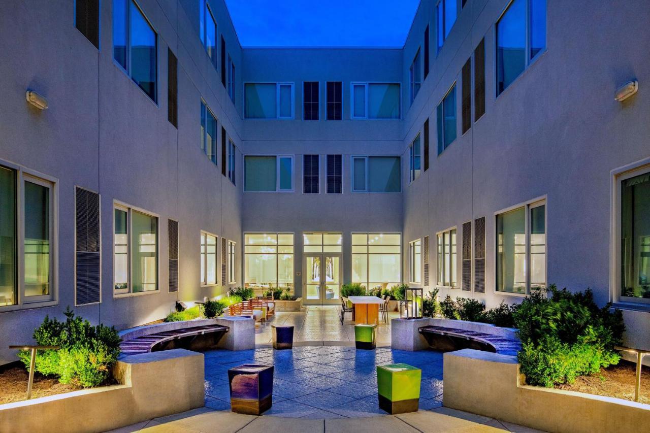 Element Hampton Peninsula Town Center Hotel Exterior foto